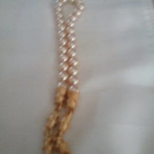 Very nice Necklace Cream and Gold Color